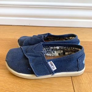 Toms shoes for kids navy size 7 Euro 23.5 Slip On Canvas Shoes